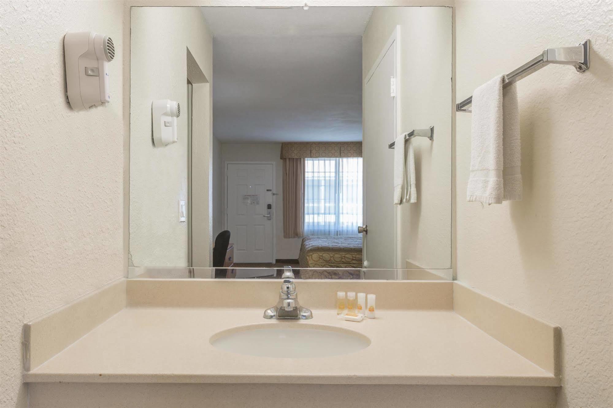 Hotel 6-san Diego, Ca - Southbay San Diego